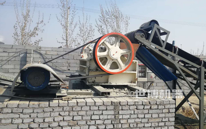 250*1000小型颚式破碎机安装现场