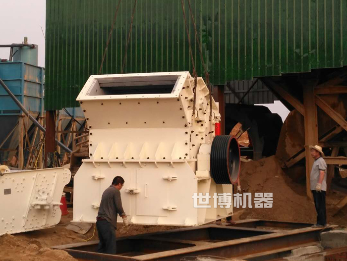 1818细碎机吊装现场 1818细碎机吊装现场