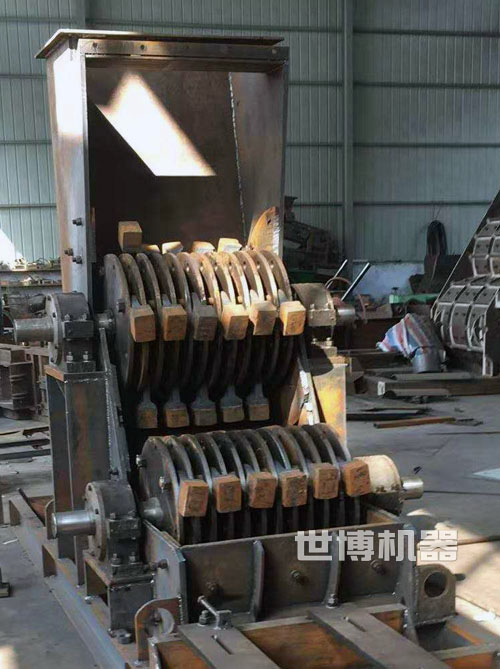 立式双级锤式破碎机内部结构图 立式双级锤式破碎机内部结构图