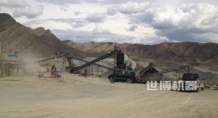 反击式破碎机工作现场 反击式破碎机工作现场