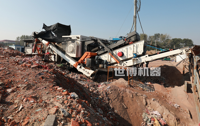 履带式碎石机破碎建筑垃圾工作现场