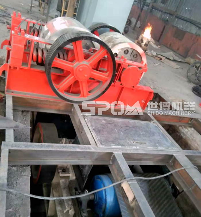 对辊式制砂机工作现场