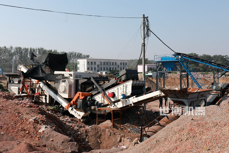 履带式破碎站破碎建筑垃圾现场图