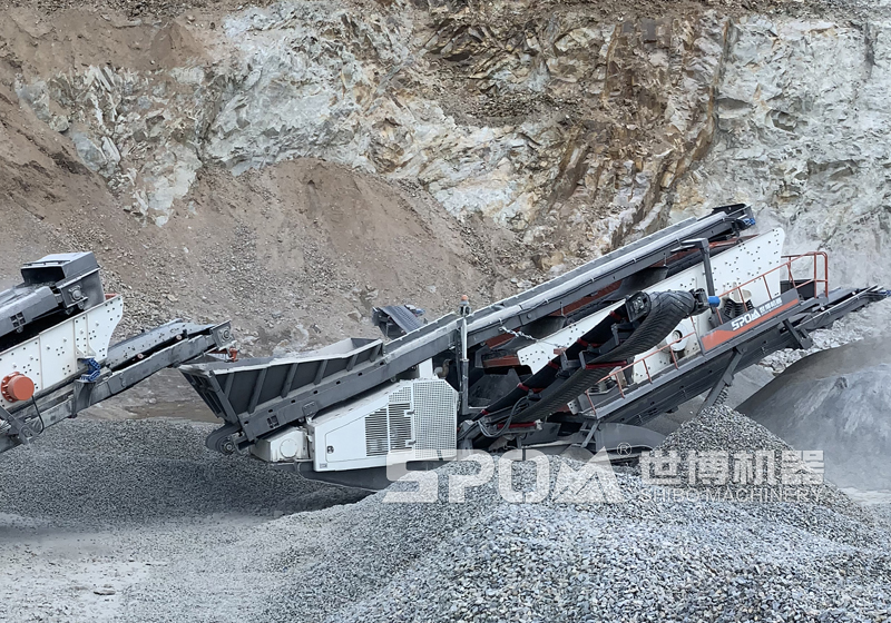 履带式筛分站工作现场