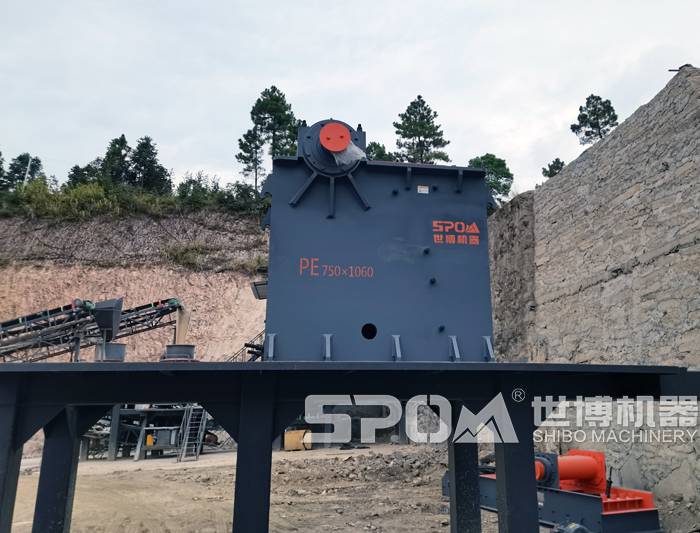PE750-1060大颚破安装在钢架上 PE750-1060大颚破安装在钢架上